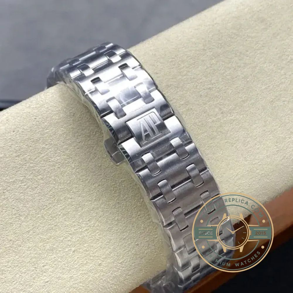 Audemars Piguet high quality replica 26470ST with a 44mm steel case, sapphire crystal and chronograph