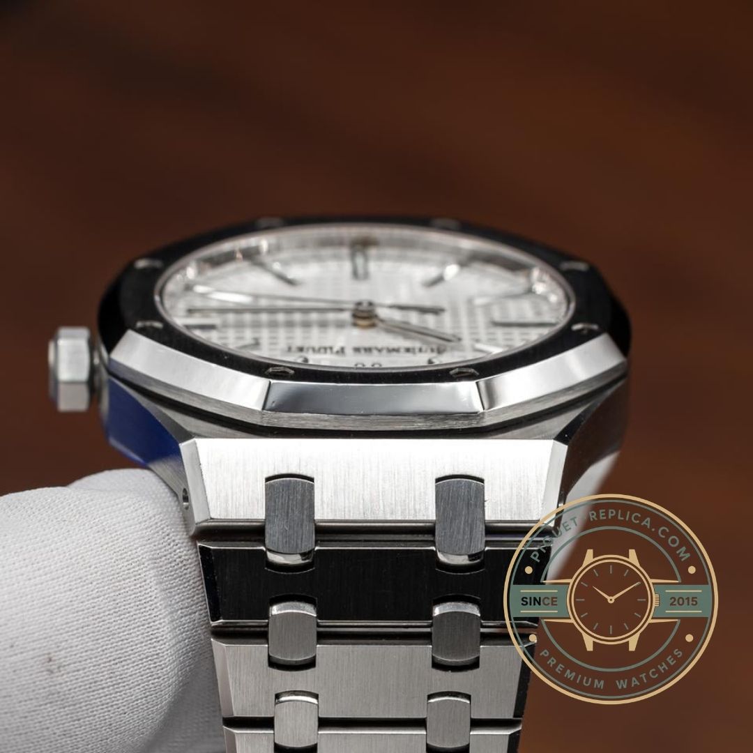 Audemars Piguet Royal Oak replica caseback and movement detail, super clone AP watch