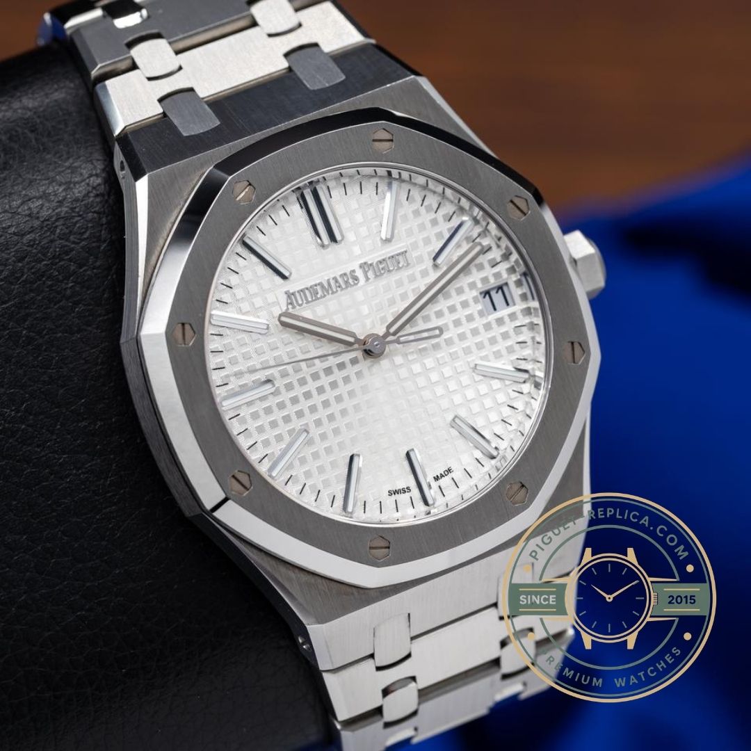 AP Royal Oak replica steel bracelet close-up, luxury Audemars Piguet replica watch design