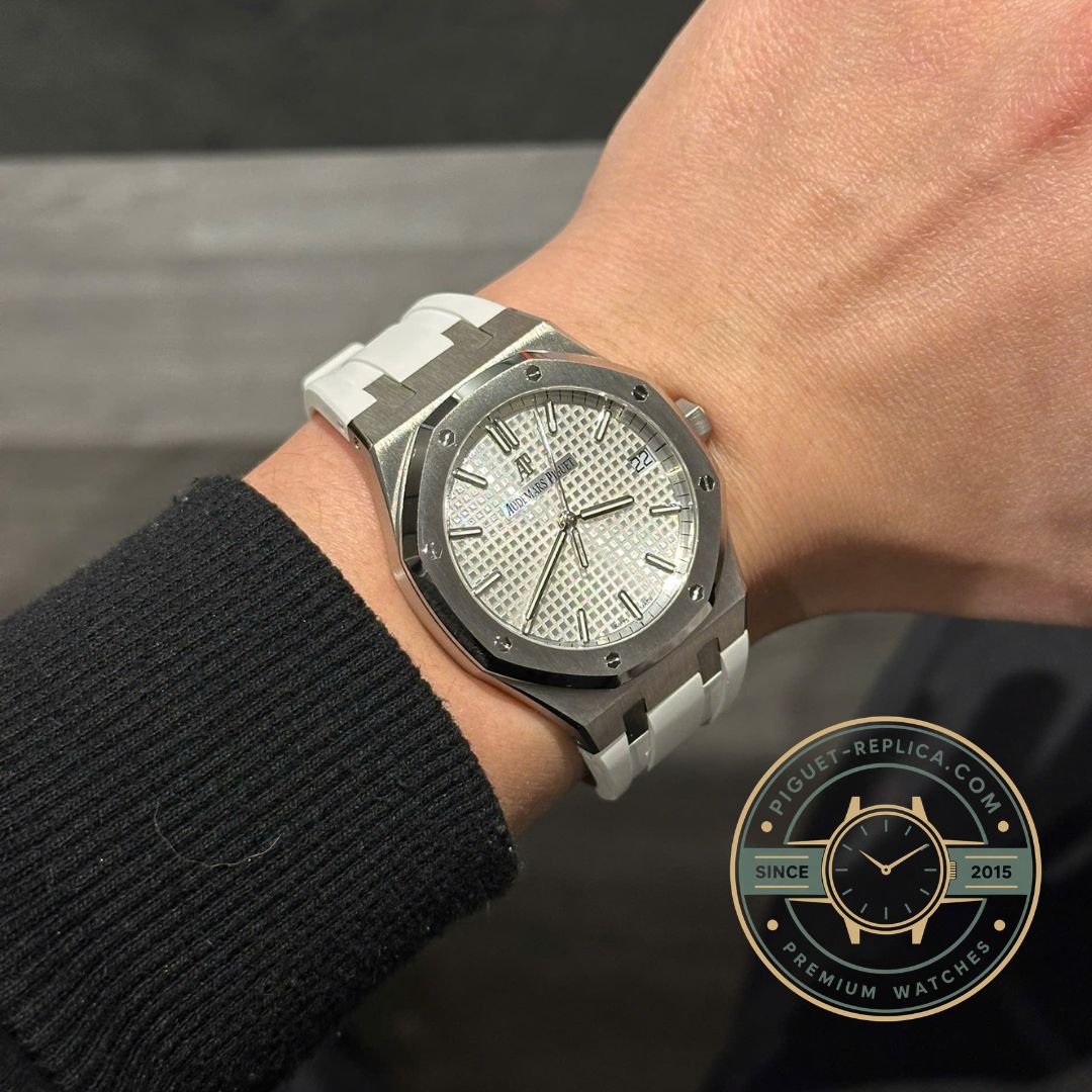 Replica Royal Oak White Rubber 15400ST case and white Grande Tapisserie dial detail