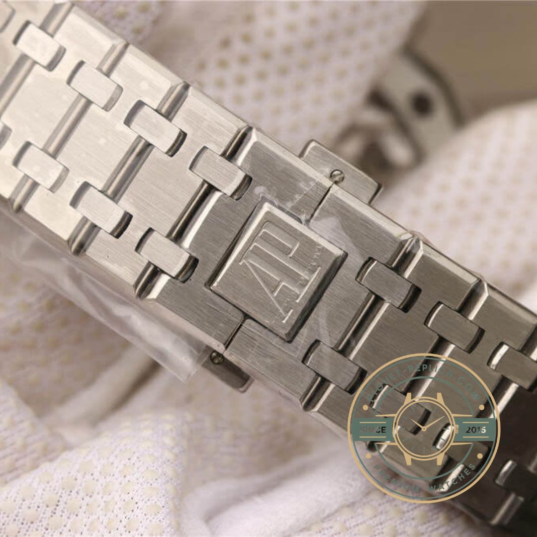 Audemars Piguet Royal Oak 26510IP.OO.1220IP.01 case and bracelet detail