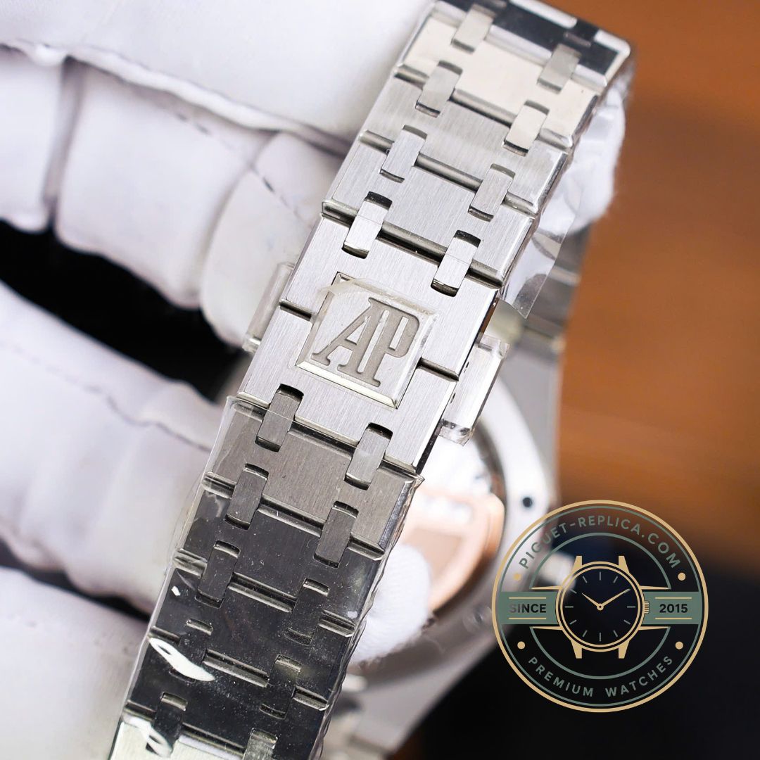 Replica Audemars Piguet Royal Oak bracelet and integrated steel design close-up