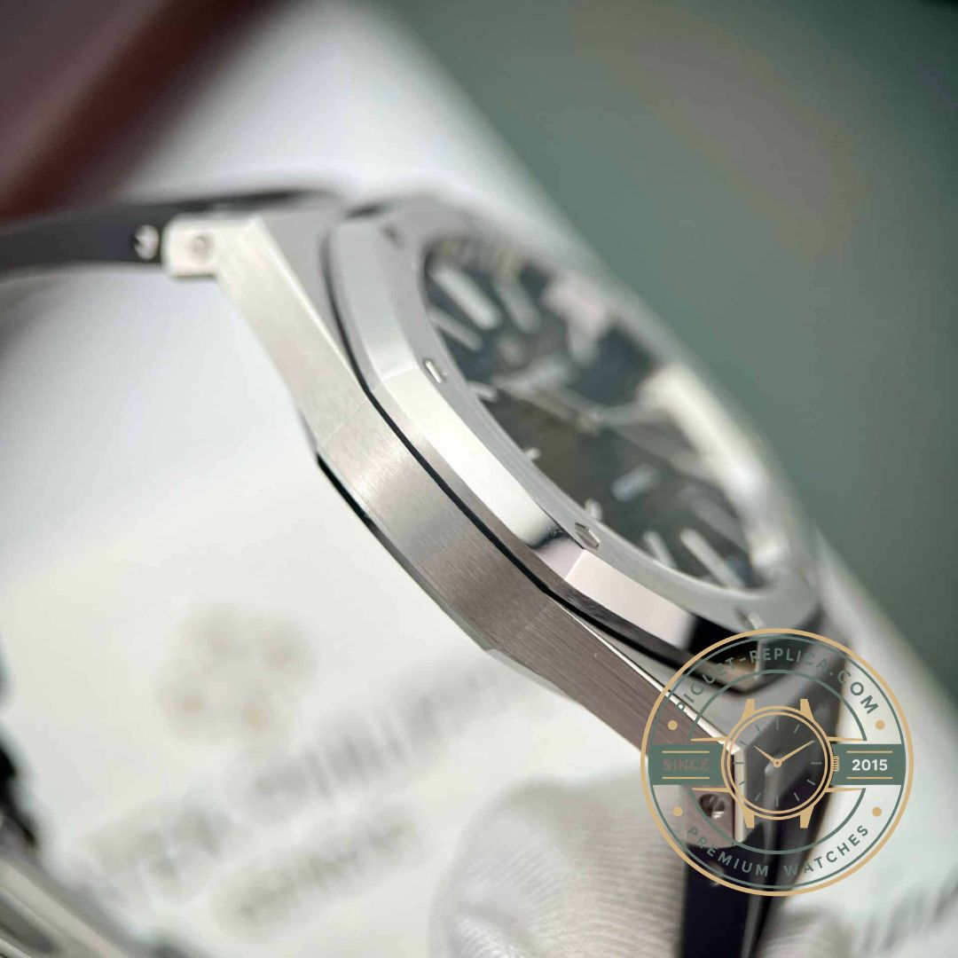Replica Audemars Piguet Royal Oak Black Rubber 15400ST.OO.1220ST.01 Swiss Super Clone Watch