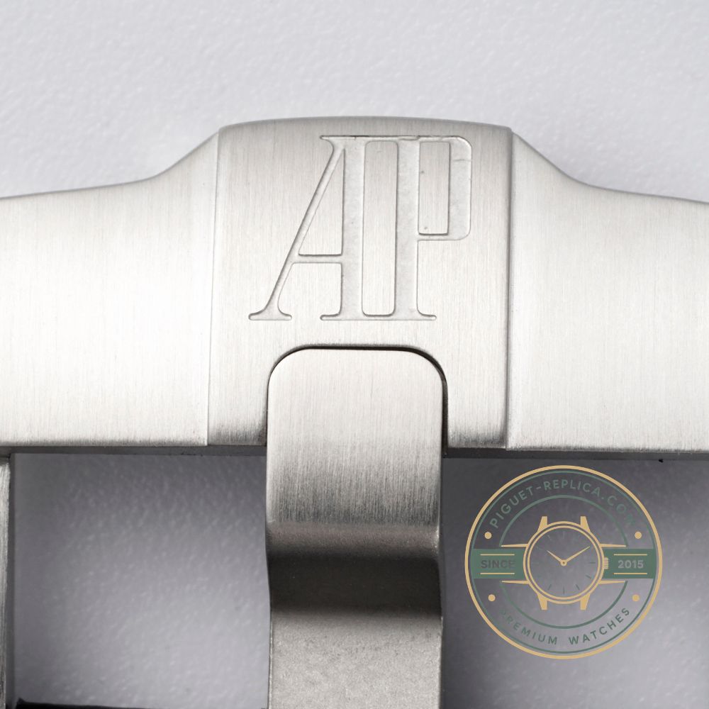 Super clone AP Royal Oak Offshore 26470ST with a 42mm steel case and contrasting ivory sub-dials