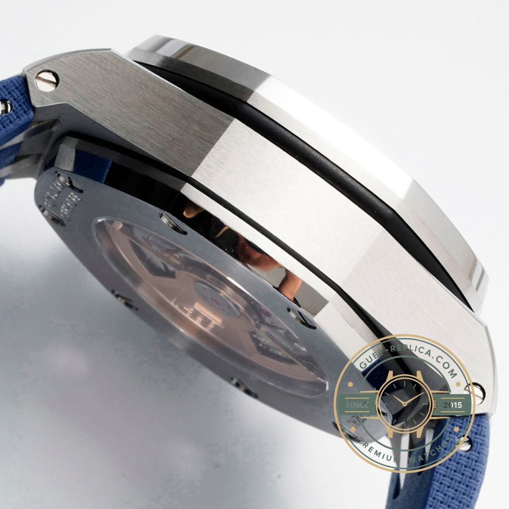 Audemars Piguet super clone Offshore watch with contrasting chronograph sub-dials and blue rubber strap