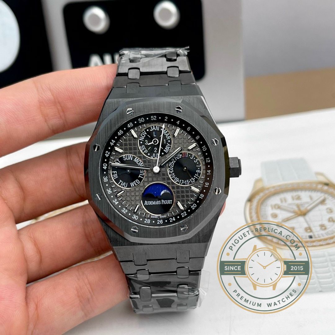 Audemars Piguet replica Royal Oak with ceramic case and integrated bracelet design