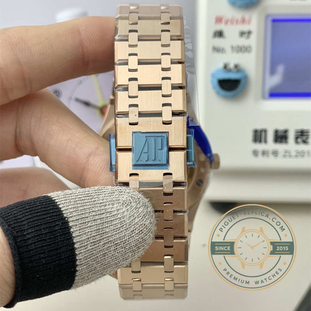 AP Royal Oak super clone 15510OR featuring a blue Grande Tapisserie dial and rose gold bezel