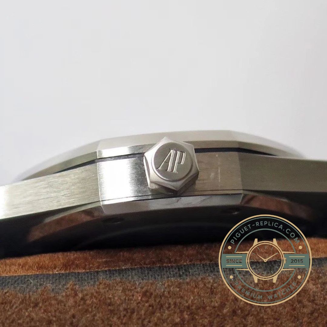Audemars Piguet Royal Oak 15400 replica side view showing slim case profile