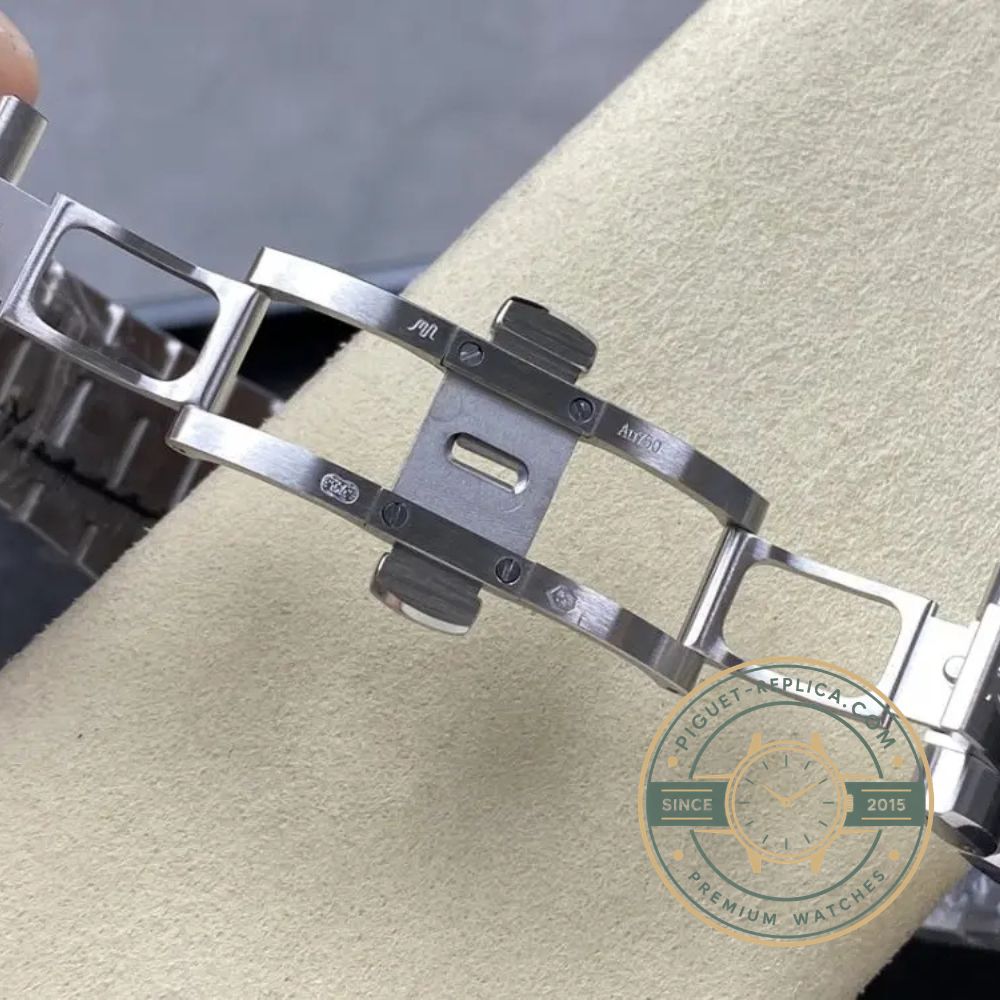Audemars Piguet Offshore replica with a deep blue chronograph dial, contrasting subdials and integrated steel bracelet