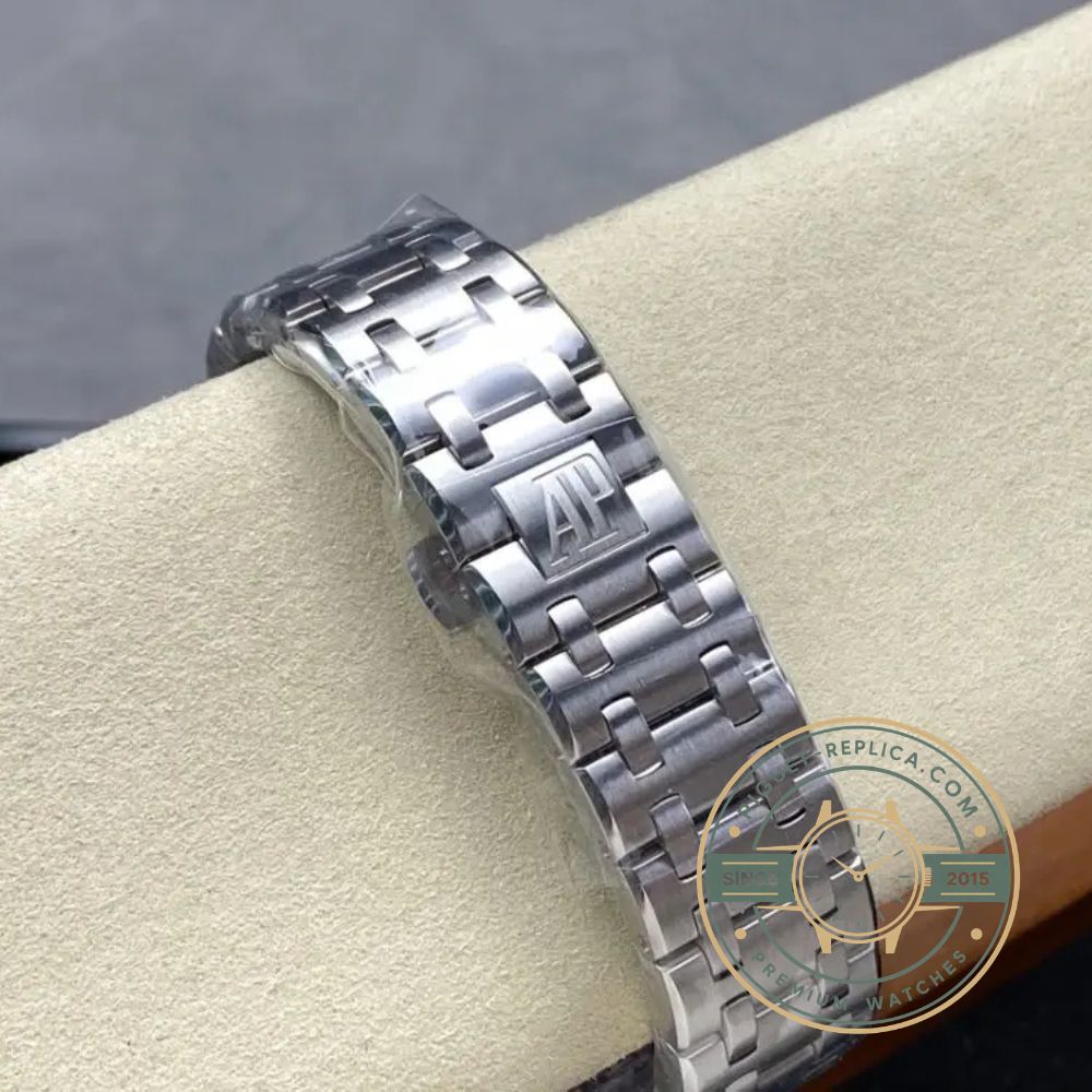 Audemars Piguet Royal Oak Offshore 26238ST replica with a deep blue dial, stainless steel case and integrated bracelet