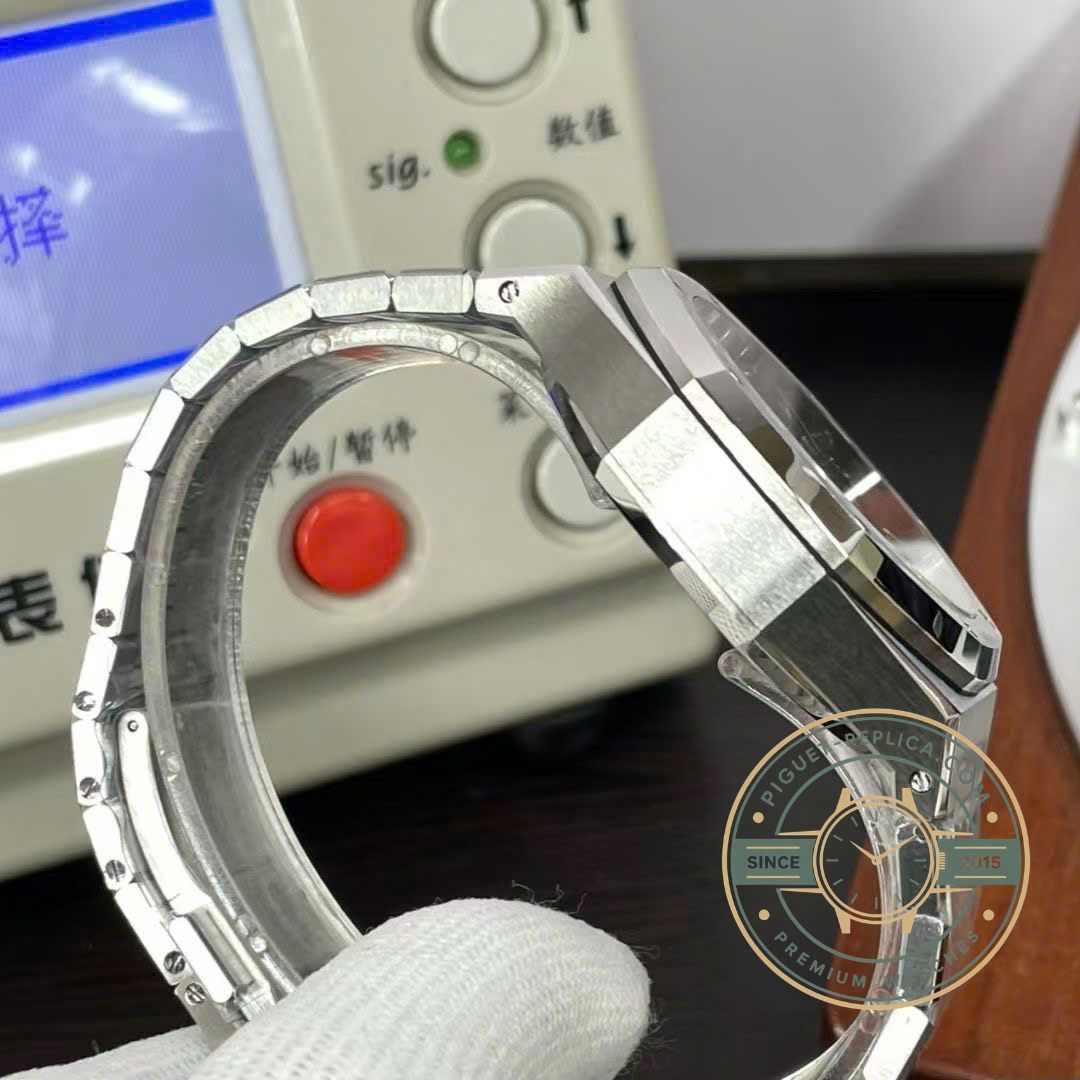 Audemars Piguet replica Royal Oak 26240ST with chronograph and date display