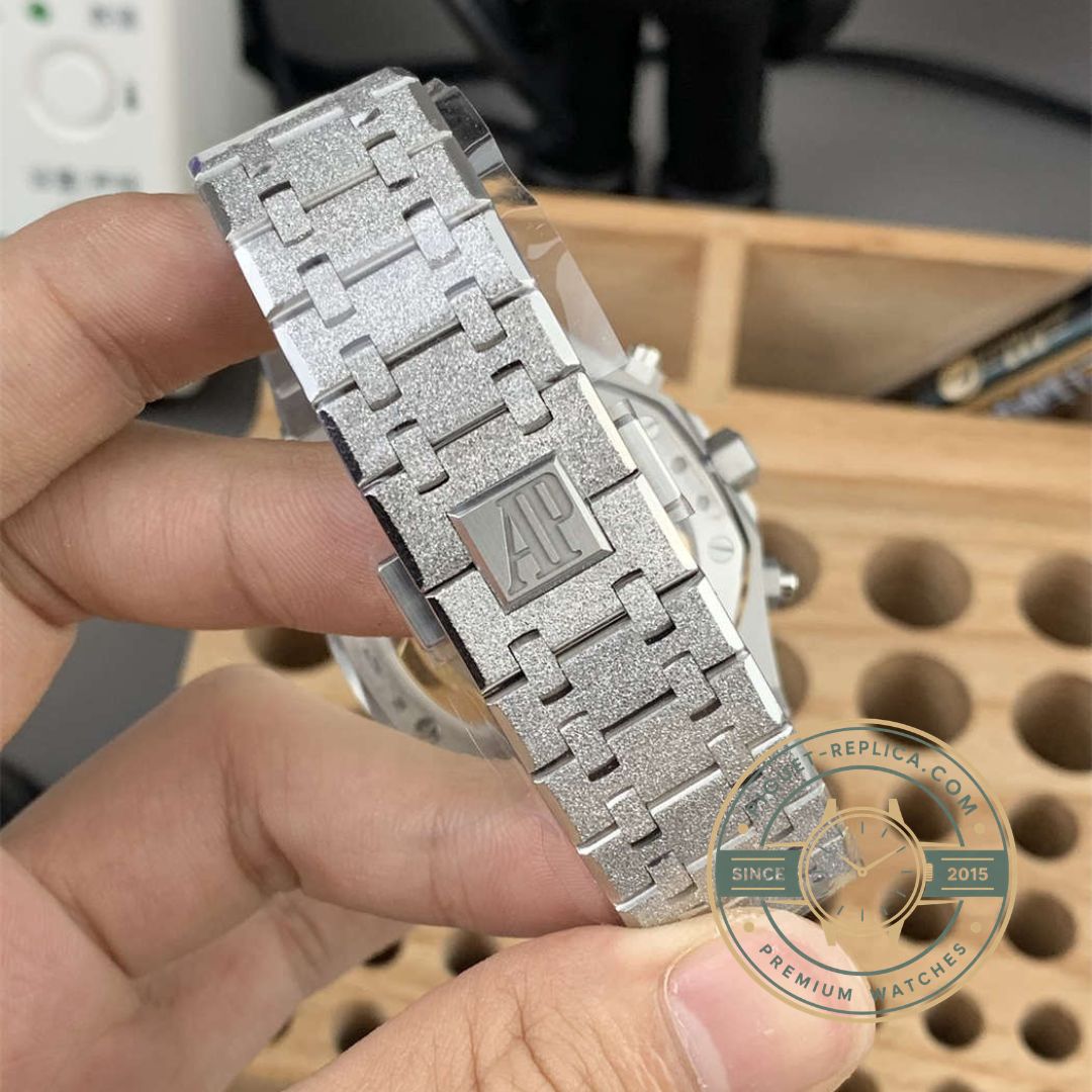 Audemars Piguet replica Royal Oak 26240BC with Grande Tapisserie dial and chronograph counters
