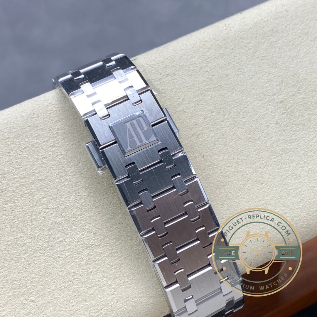 Audemars Piguet replica Royal Oak 26240ST with automatic chronograph and date display