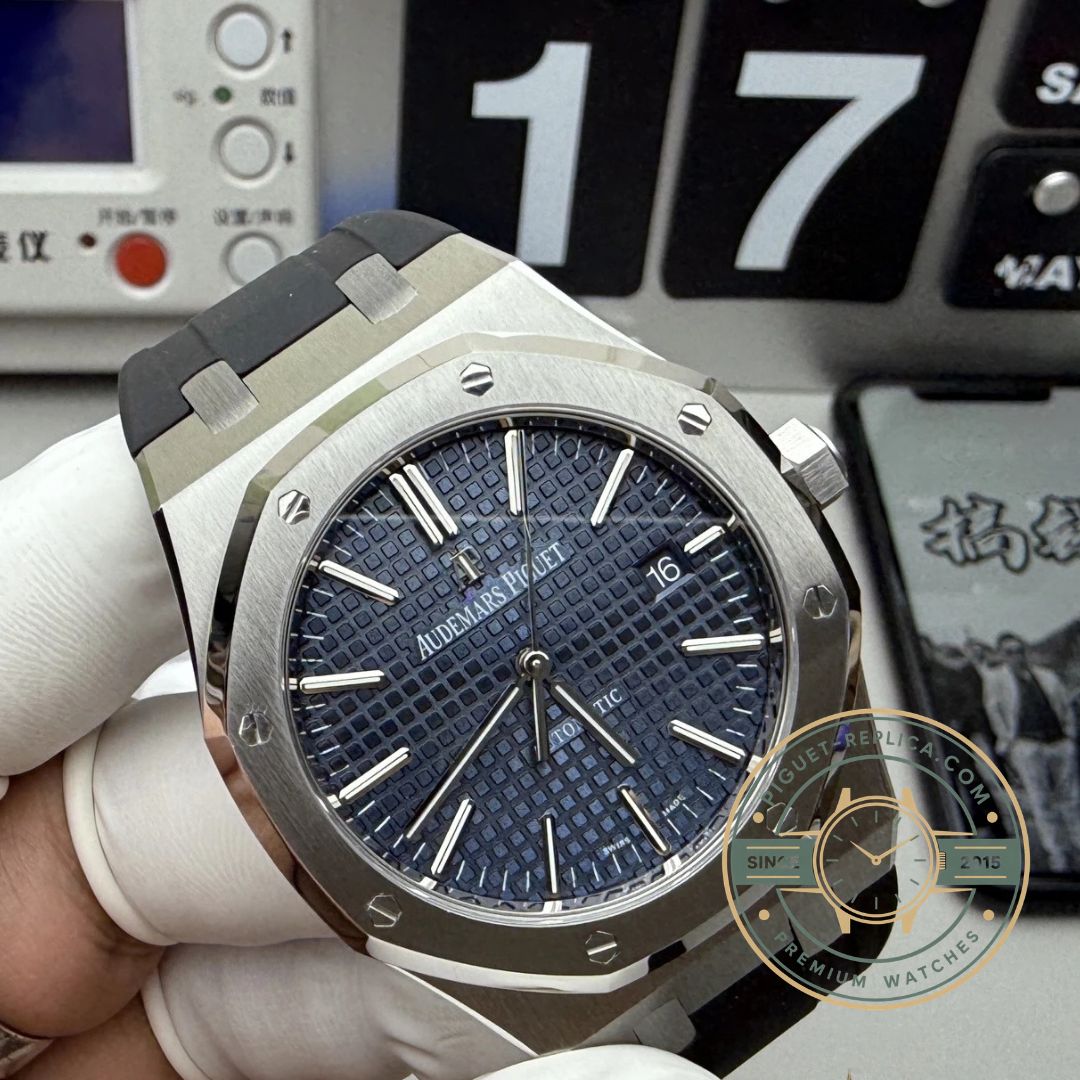 Audemars Piguet Royal Oak 15400ST Blue Rubber Strap Case Side View Replica