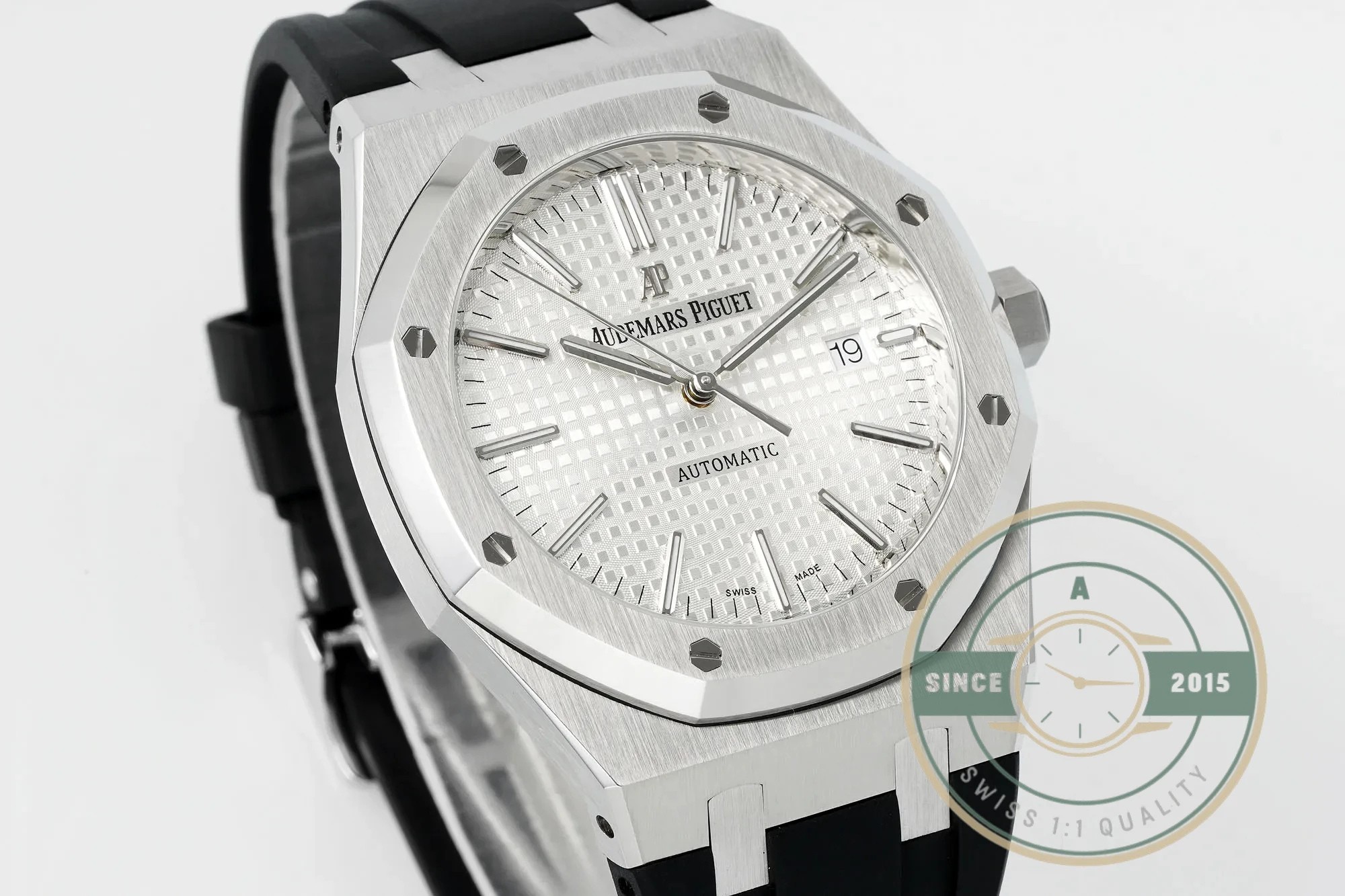 Replica AP Royal Oak White Dial Rubber 15400ST.OO.1220ST.02 best quality replica watch