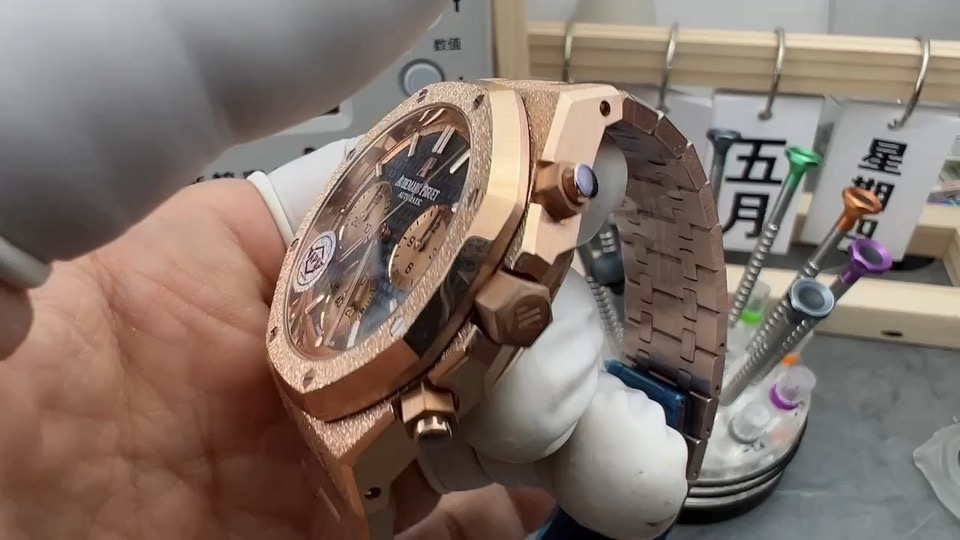 Quality-check video thumbnail of Audemars Piguet Royal Oak 26239OR Rose Gold Chronograph Super Clone