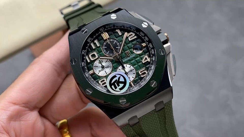 Quality-check video thumbnail of AP Royal Oak Offshore Replica Forest Green Ceramic 44mm 6405CE