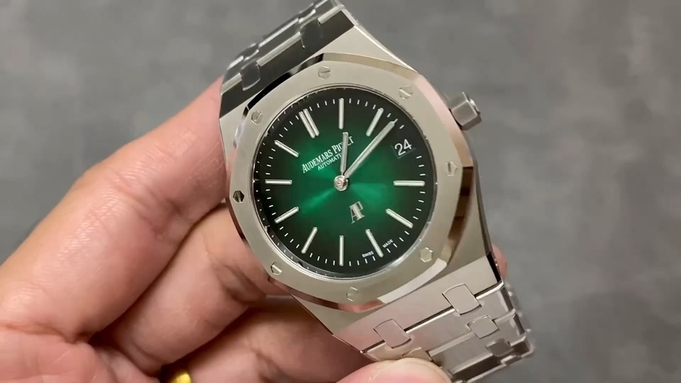 Quality-check video thumbnail of Audemars Piguet Royal Oak Jumbo 15202PT Smoked Green Super Clone