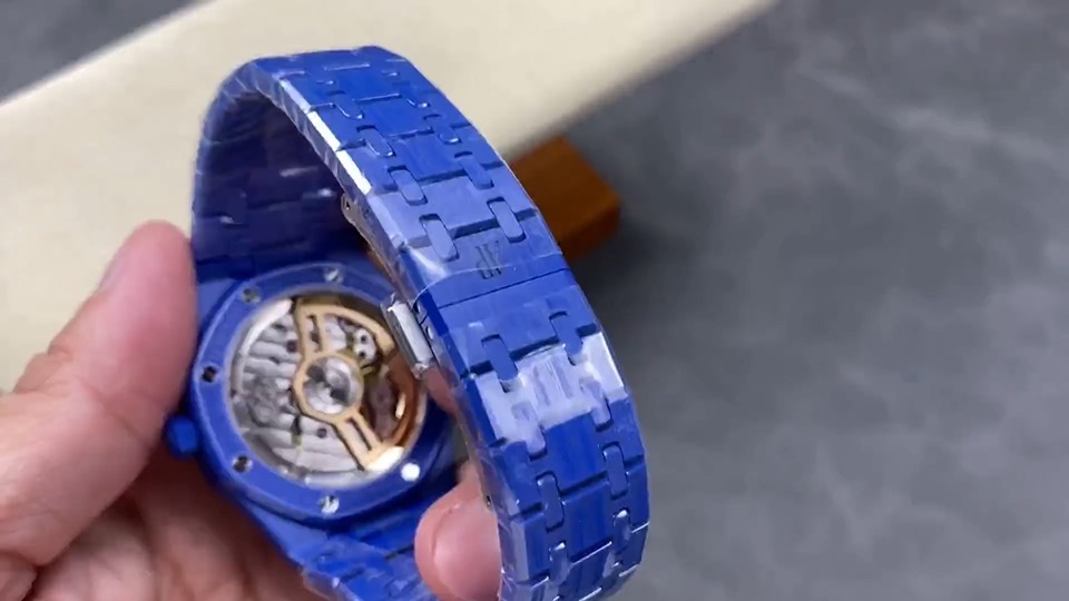 Quality-check video thumbnail of Audemars Piguet Royal Oak series 15500 cal 1 Replica
