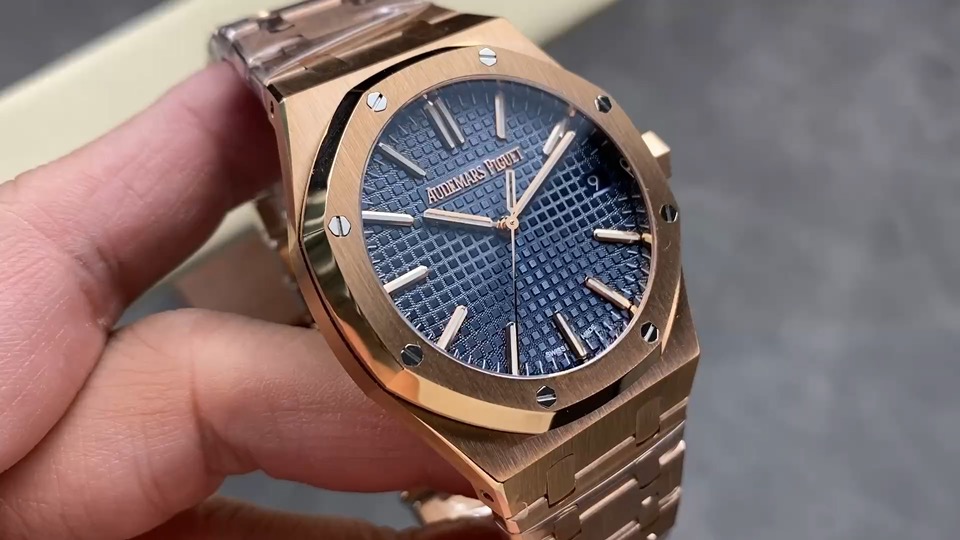 Quality-check video thumbnail of Audemars Piguet Royal Oak Series 15510OR.OO.1320OR.03 41mm 1 Replica