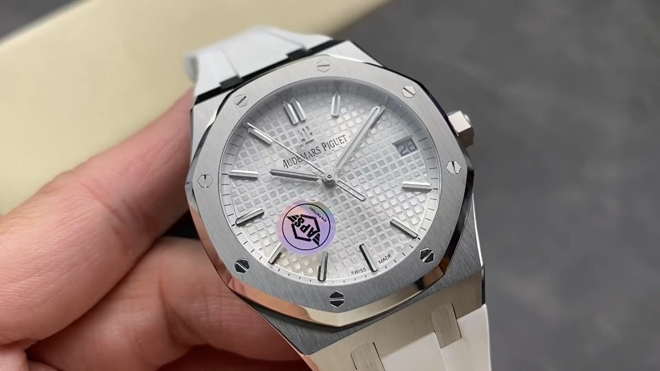 Quality-check video thumbnail of Replica Audemars Piguet Royal Oak 15500ST White Dial