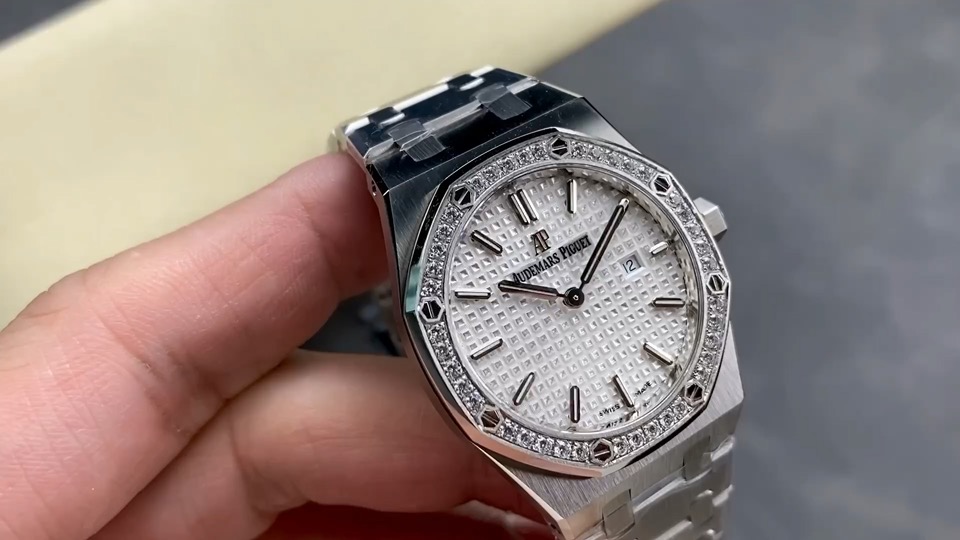 Quality-check video thumbnail of Replica AP Royal Oak 67651ST 33mm Diamond Bezel