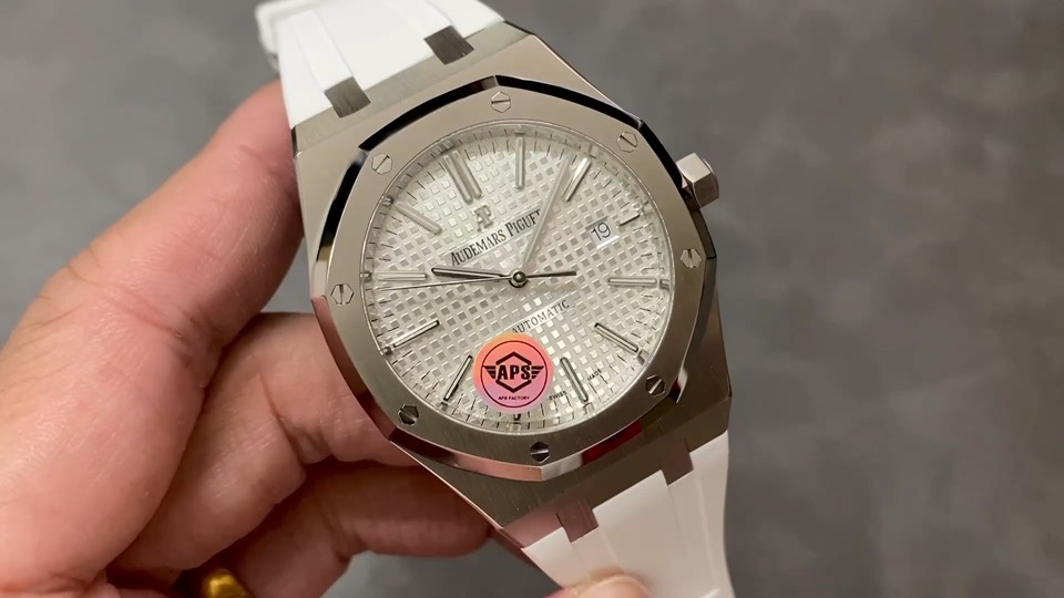 Quality-check video thumbnail of Replica Audemars Piguet Royal Oak 15400ST White Rubber