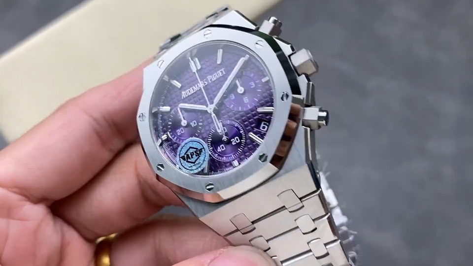 Quality-check video thumbnail of Replica Audemars Piguet Royal Oak 26240BC.OO