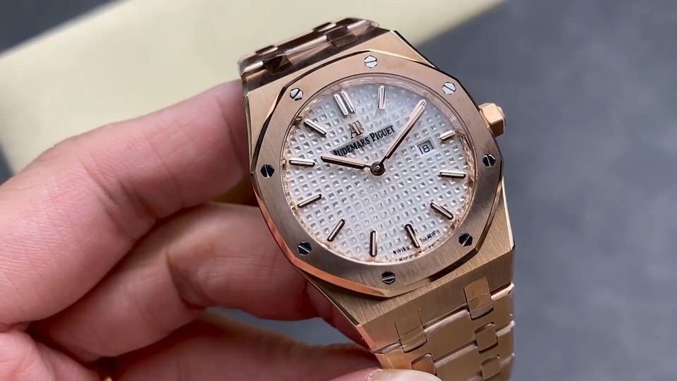 Quality-check video thumbnail of Replica Audemars Piguet Royal Oak 67651OR.ZZ.1261OR.01 33mm 1