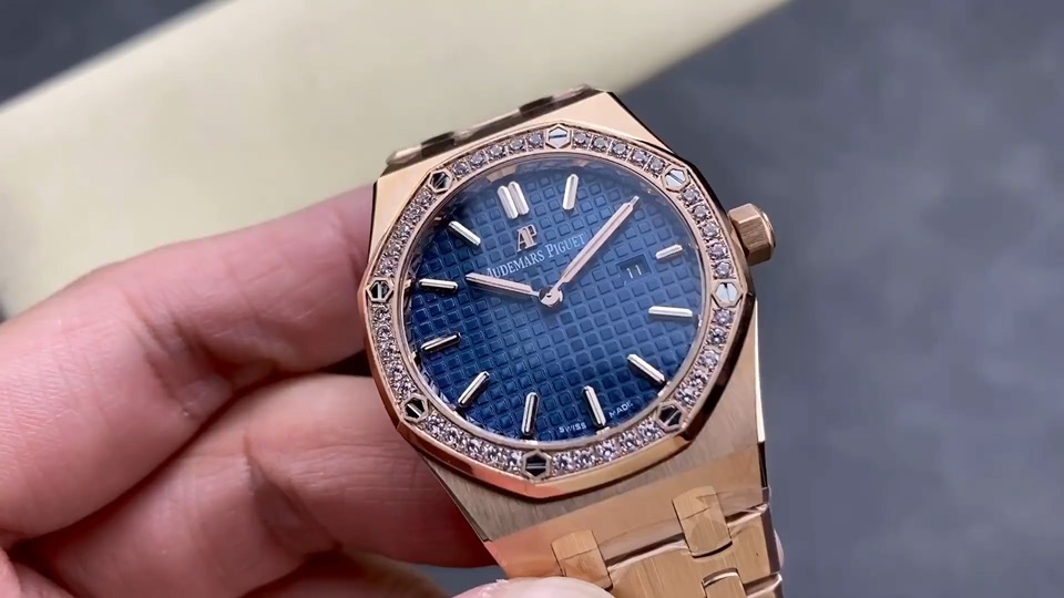 Quality-check video thumbnail of Replica Audemars Piguet Royal Oak Series 67651OR.ZZ.1261OR.02 33mm