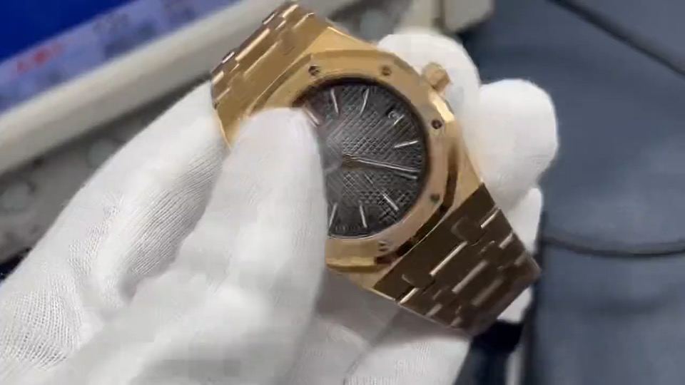 Quality-check video thumbnail of Audemars Piguet Royal Oak Jumbo Extra-Thin 16202.OR Rose Gold Replica