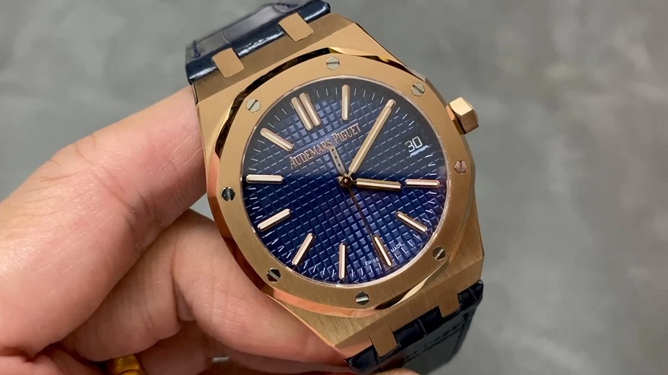 Quality-check video thumbnail of Replica Audemars Piguet Royal Oak 15510OR.OO.D315CR 1